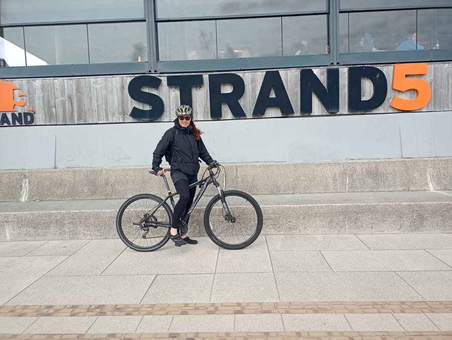 Martina mit Mountainbike an der Küste