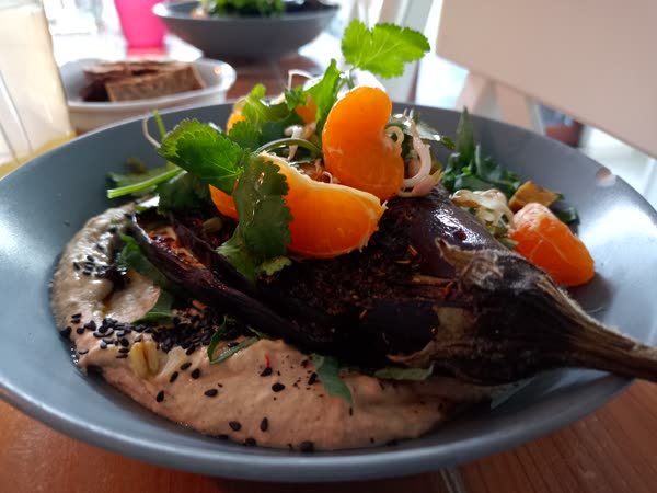 Ofen-Aubergine auf Cashew-Hummus mit Mandarinen und Koriander, aus Martinas Küche