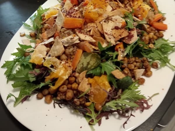 Salatplatte mit gerösteten Kichererbsen, Buchweizen und Orangenfilets