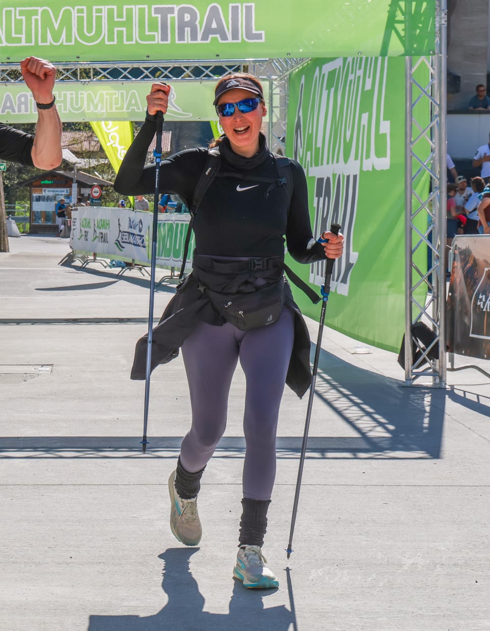 Martina Putzker jubelt im Ziel des Altmühltrail 2026