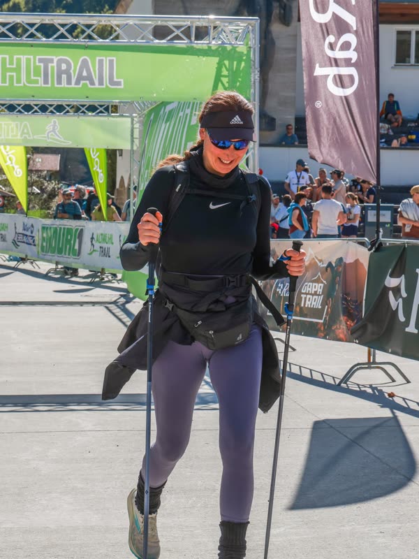 Martina Putzker, lächelnd auf der Zielgeraden des Altmühltrail 2026
